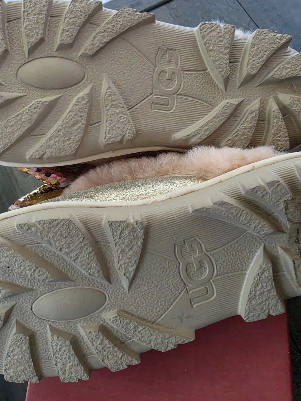 UGG ☆ Limited Edition ☆ 'Coquette' Sequin Bow Slipper in Gold - Picture 5 of 10